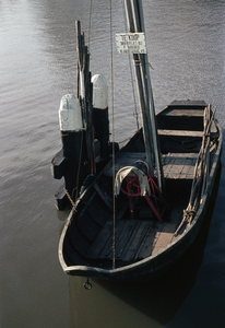 849495 Afbeelding van de vissersboot van visser P. Arbeider in het Merwedekanaal te Utrecht.